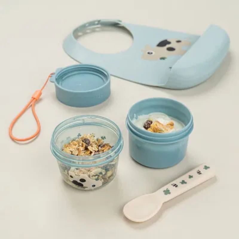 Done By Deer To go 2-way snack container Tiny farm, Blå